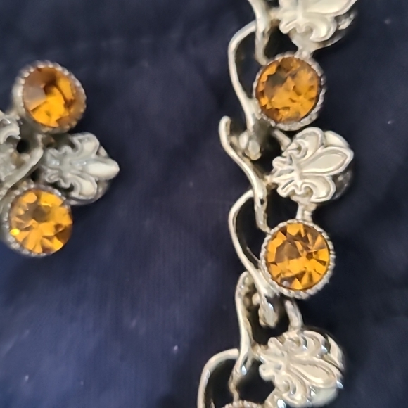 - - - Vintage fleur-de-lis necklace and clip on earrings - Picture 3 of 3